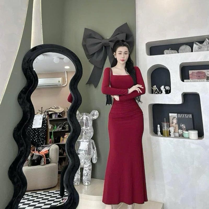 Đầm body cổ vuông tay dài , không kèm phụ kiện , thiết kế dáng đuôi cá , ôm eo. Phù hợp cho nàng đi tiệc đi chơi . 2