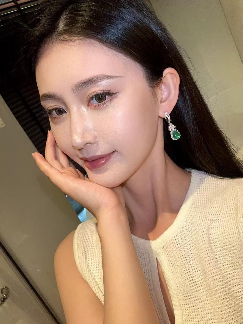 Product Introduction of S925 Silver Inlaid Diamond Green Chalcedony Gourd Ear Hook High-Grade Women's Earrings JU8527 9
