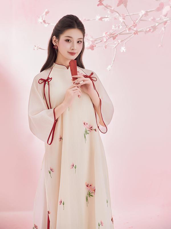  L'AMME  LAN CHI Áo dài bầu KÈM QUẦN LỤA áo dài Tết Ất Tỵ 2025 áo dài cách tân may 4 tà chất liệu tơ hoa thêu nổi cao cấp kèm quần lụa thiết kế dáng suông đính nơ cách điệu  áo dài cưới áo dài Tết 