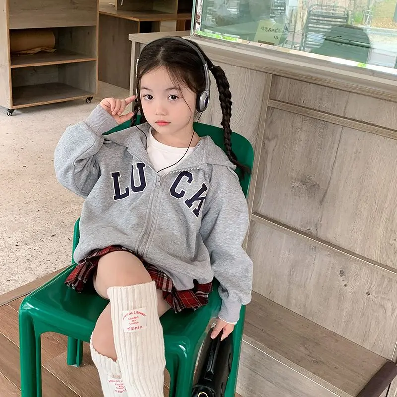 Áo khoác có mũ trùm đầu, phong cách Hàn Quốc, dành cho bé gái, dài tay, cá tính, thêu Em Bé Hợp Xu hướng thời trang mùa xuân và mùa thu, với thiết kế chữ cái, thích hợp cho trẻ em