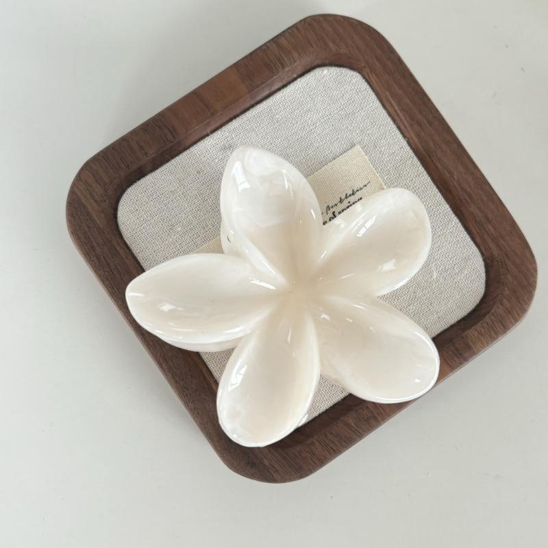 Product Introduction of Giảm 50% off Kẹp Lấy Frangipani Nhòe, Siêu Thanh Lịch, Thiết Kế 2024 kẹp  tóc kẹp  tóc bó  hoa sứ Women kẹp  hoa lan kẹp  tóc player  149 hair clip trâm  cài bỉ ngạn Càng Cua Cua Voan Giày kẹp  tóc bông Voi Flower kep  cozy 30