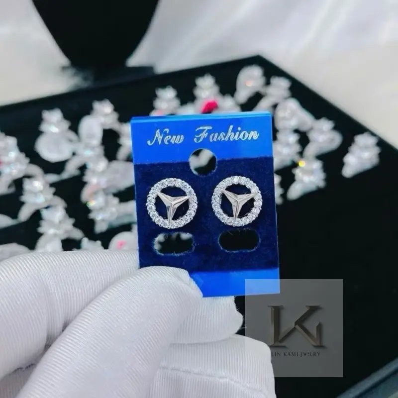Bông tai Logo -xi Kim full xoàn Lin Kami jewelry nữ