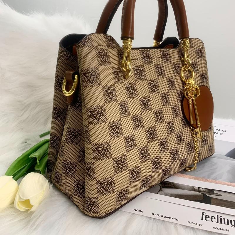 SIZE:25X19X11 Xinyi Bag Mẫu tết Túi Xách Nữ Đeo Chéo From To Dây Da Móc Hình Trái Tim Siêu Xinh Đi Tiệc Đi Chơi Công Sở 2023_Quảng Châu Bag