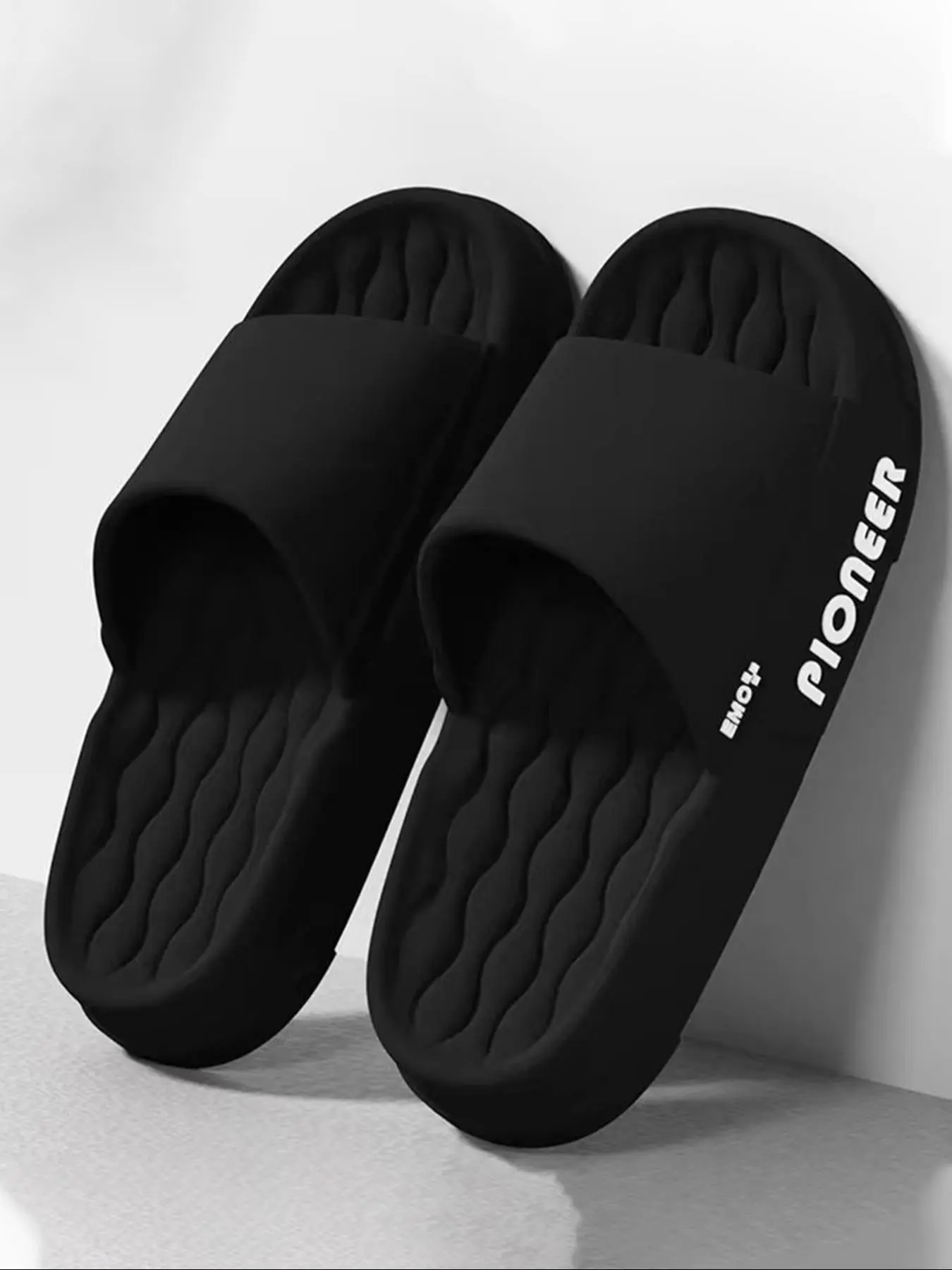 Men's Casual Letters Print Slides, Soft Comfortable Bathroom Slippers, Non-slip Slippers for Indoor & Bathroom Use for All Seasons