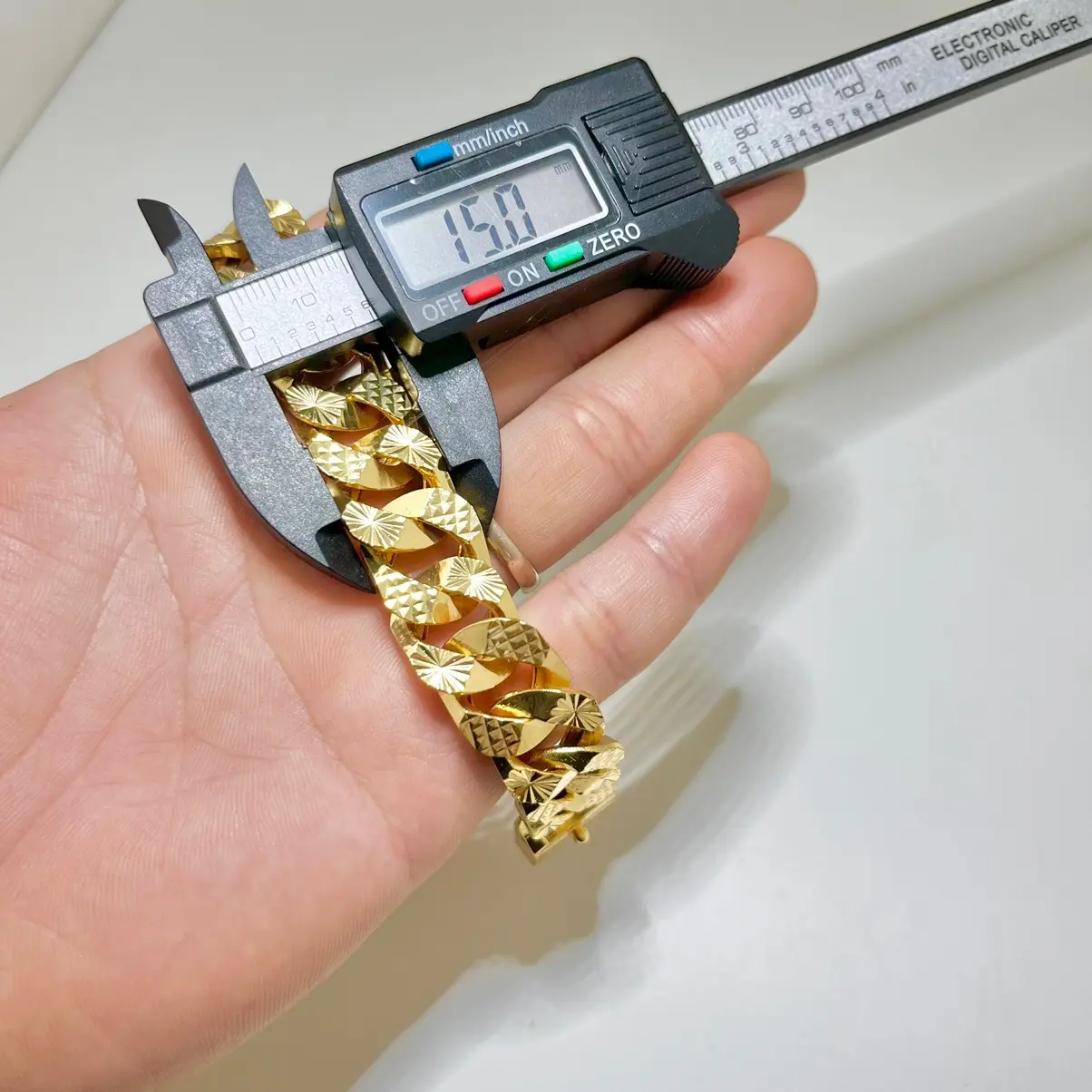 Lắc tay Đồng không phai-không đen-không kích ứng da-sáng đẹp bền màu khắc máy kiểu Khoen lật bọng mới thịnh hành-khoá hộp khắc máy đóng ký hiệu Mã 5 chỉ và Mã 3 chỉ