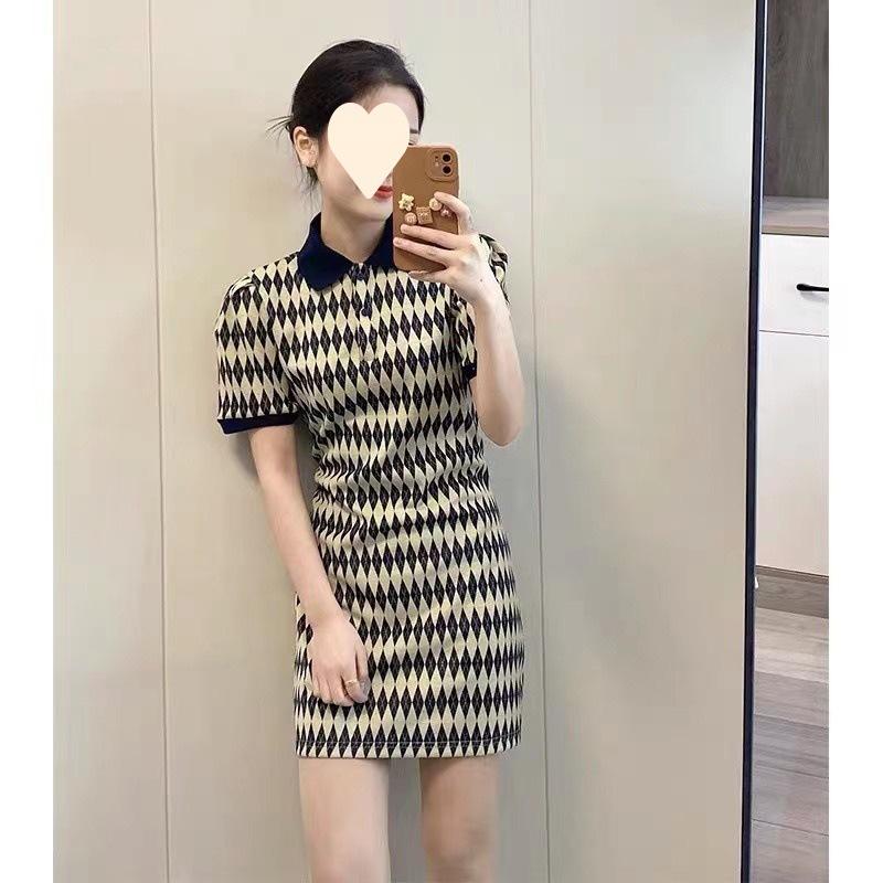 Product Introduction of Váy Kẻ Sọc Hình Thoi Cổ Polo Phong Cách Pháp, Hàng Mới Về, Dành Cho Nữ, Mùa Hè 2024, Thiết Kế Cổ Điển ngắn, Phong Cách Độc Đáo 4
