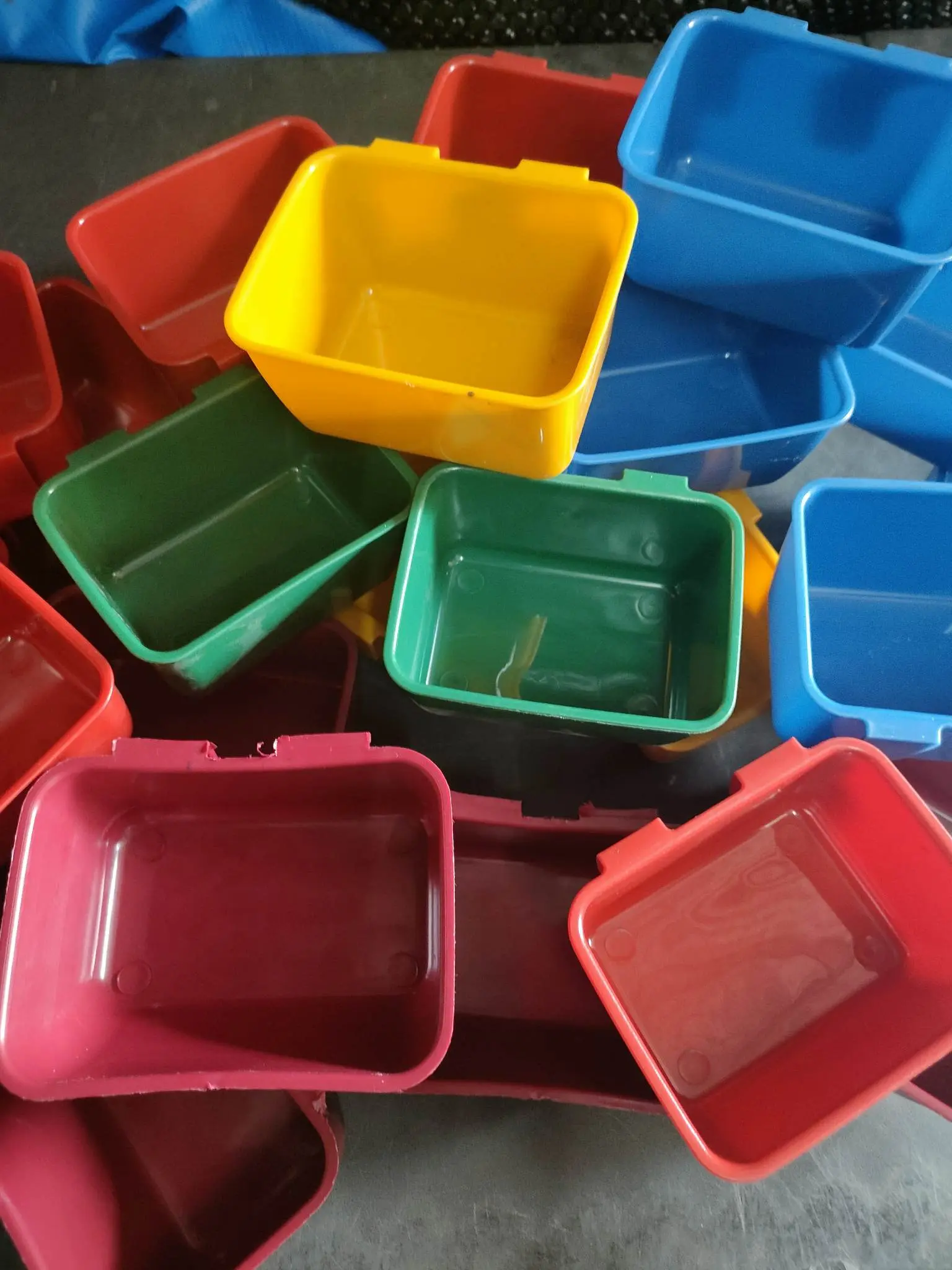 5pcs hanging feeder, hanging cups, feeding cups Medium size. patukaan ng manok, birds feeder