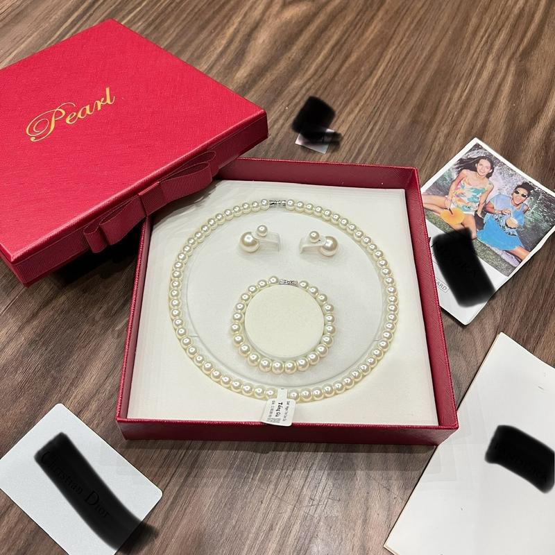 Set ngọc trai 3 món 8 ly bông tai + vòng cổ+lắc tay full box đỏ như hình phù hợp mọi trang phục