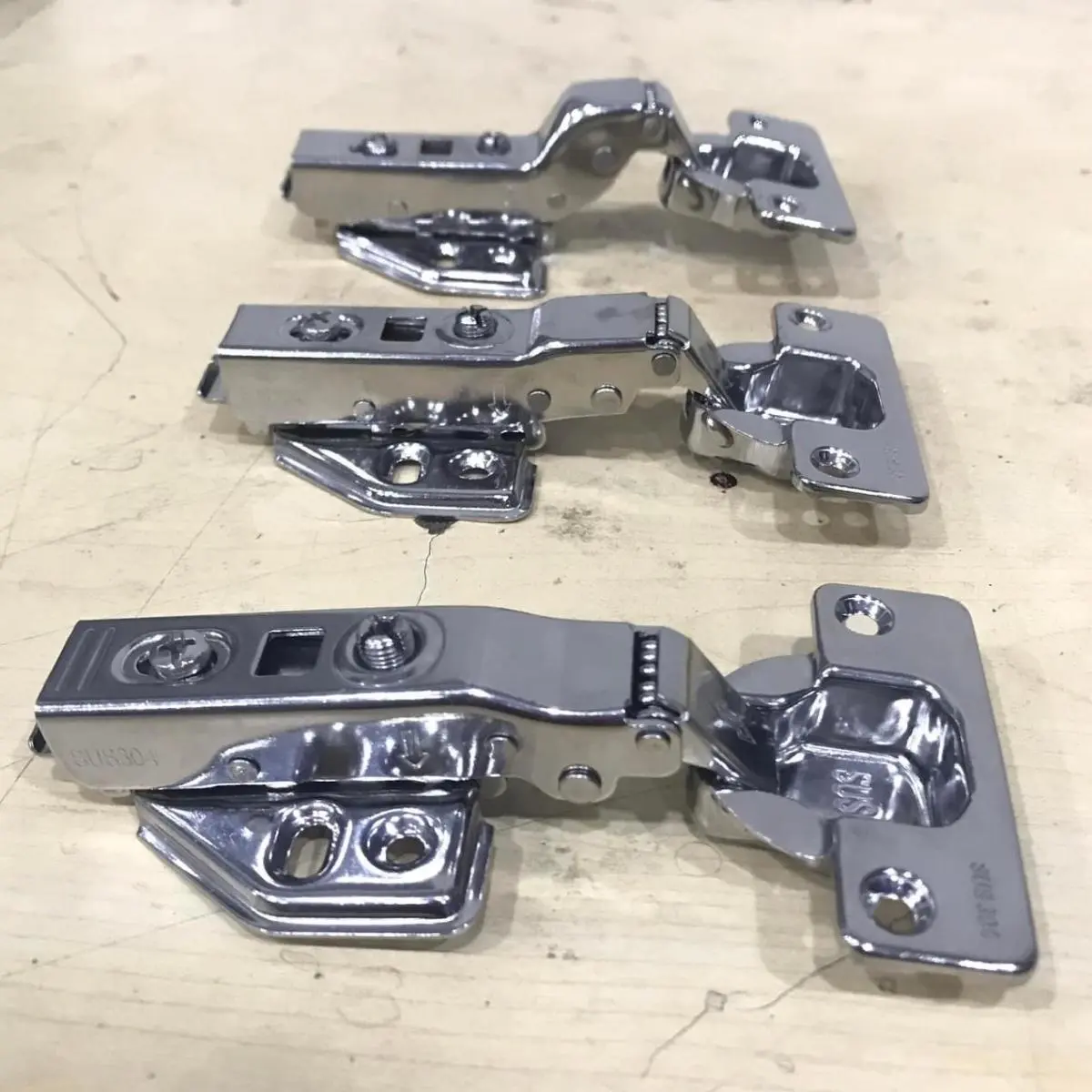 Bản lề không han gỉ có giảm chấn đóng êm inox 301 đầy đủ vít bắt kèm theo. Hỗ trợ ship