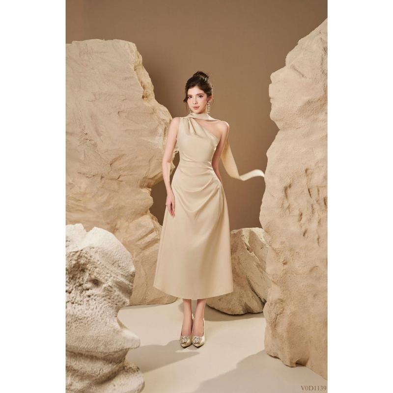  TIINSTORE Váy lụa dự tiệc nữ lệch vai thiết kế nhún eo vạt dây cổ sang chảnh V0D1139 