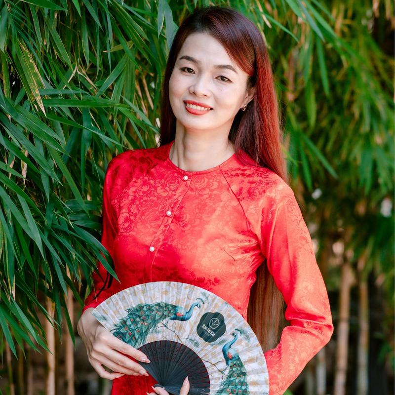 SÉT ÁO LẺ, QUẦN LẺ  BÀ BA TRUYỀN THỐNG GẮM HOA,GẤM 2 DA, QUẦN LƯNG BẢN PHÍA SAU, KẾT HỢP TÚI TRONG PHONG CACH HIỆN ĐẠI TRẺ TRUNG, PHONG CÁCH TRUYỀN THỐNG, LỊCH LÃM XINH ĐẸP, 100% LỤA TẰM ƯỚC, TẶNG KÈM CỘT TÓC XINH Kem Women Sen Dress   dài 1