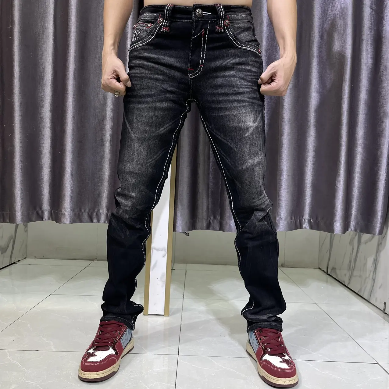Quần jean nam màu đen wash gân , họa tiết túi thêu phối da , nút hợp kim đồng , chất jean denim cotton co giãn nhẹ Có Túi
