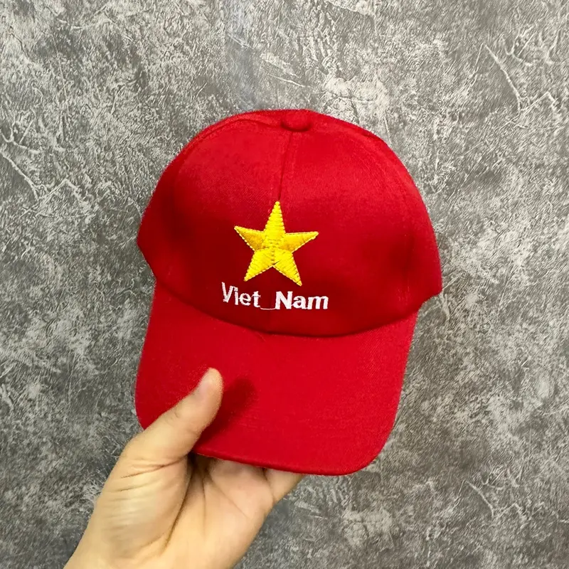 Mũ lưỡi trai , Nón kết thêu cờ đỏ sao vàng được đội vào các dịp lễ học sinh , thanh niên tình nguyện đội Hat 2
