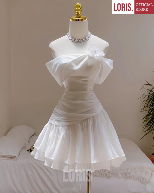 LORIS - Cici Dress, Đầm trắng trễ vai kèm hoa xếp bèo