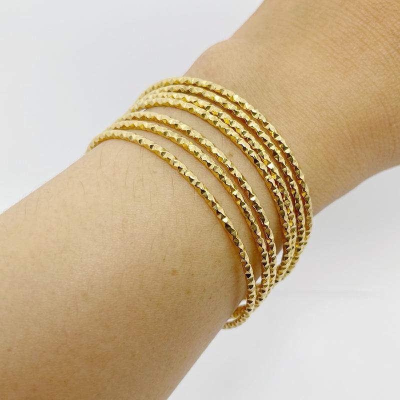 Vòng tay ximen titan kim cương, size 50 và size 55 (bản 2 ly), không khóa, màu vàng chuẩn 18KGP, không đen gỉ, bền màu, đeo hằng ngày, phù hợp cho da nhạy cảm. Phụ kiện thời trang.