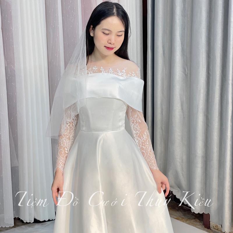 Váy đi bàn, váy cưới cô dâu tay dài ren mi kết hợp vai ngang cổ điển sang trọng