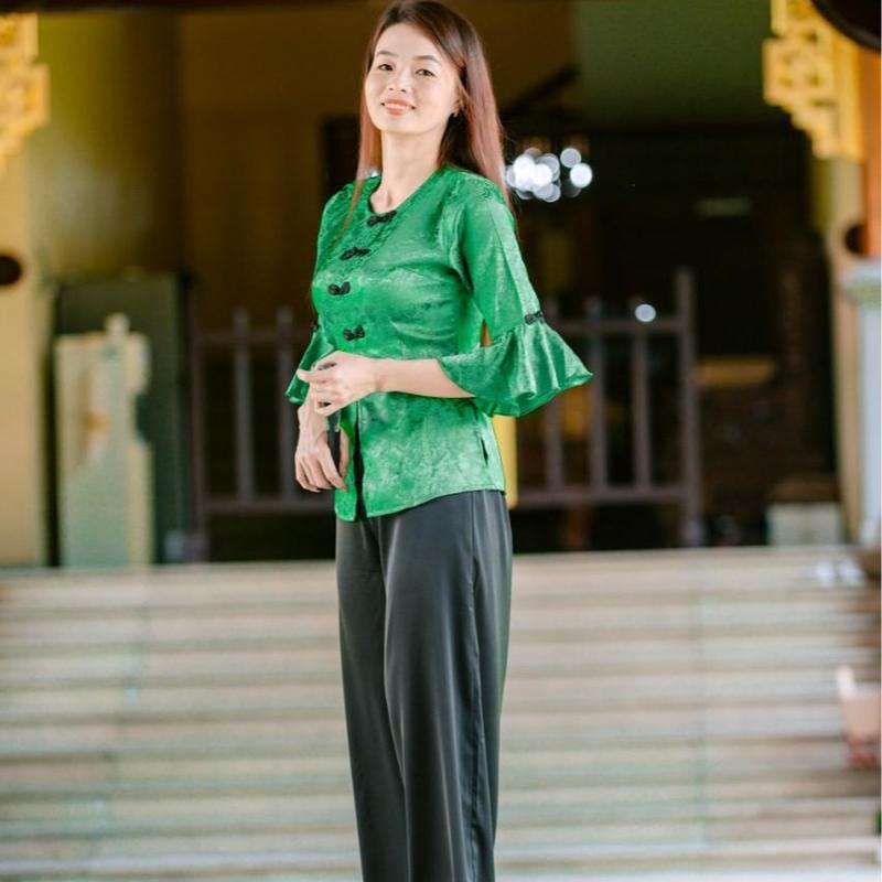 Product Introduction of SÉT ÁO LẺ,QUẦN LẺ  BÀ BA TAY LOE NÚT TÀU, CHẤT LIỆU GẤM 2 DA,QUẦN PLANTIN, QUẦN BẢN LƯNG PHÍA SAU, KẾT HỢP TÚI TRONG, PHONG CÁCH LỊCH LÃM SANG TRỌNG, TẶNG KÈM 1 CỘT TÓC XINH Nữ Women 47