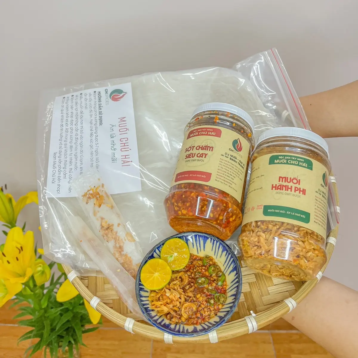 Combo Lười Chú Hải ( bánh tráng phơi sương, sốt chấm, muối hành phi) sốt chấm Cay