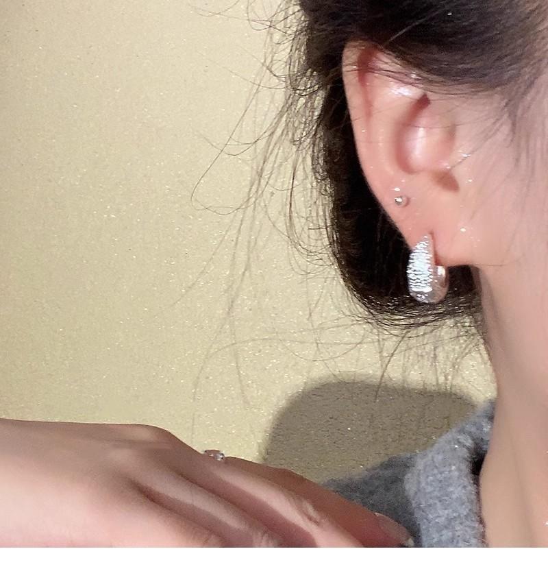 Product Introduction of Metal Minimalist Matte Hoop Earrings New High-end Stud Earrings Unique Temperament Ear Jewelry for Women 3
