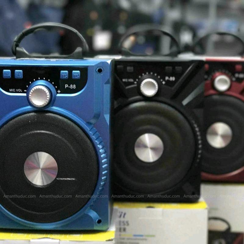 Loa Kiomic P88 kèm theo mic có dây  Giá Sỉ  (SL giảm) THÔNG SỐ KĨ THUẬT P.88: - Thời gian sạc đầy loa có thể hát 3h- 5h liên tục tuỳ âm lượng. - Máy dùng loại sạc 5V loại sạc điện thoại nên thông dụng. - Chất liệu: thùng loa gỗ, bọc nhựa ABS 0