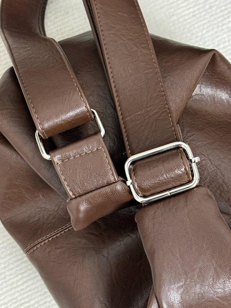 Product Introduction of 2025 New Women's Bag Maillard Retro Crossbody Bag Soft Leather Large Capacity Versatile Shoulder Tote Bag 8