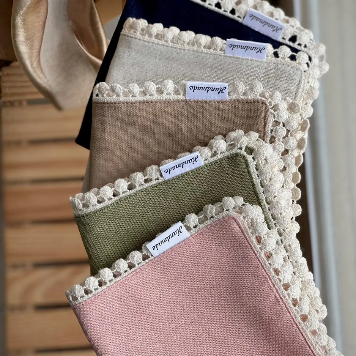 Khăn tay Linen viền ren may thủ công