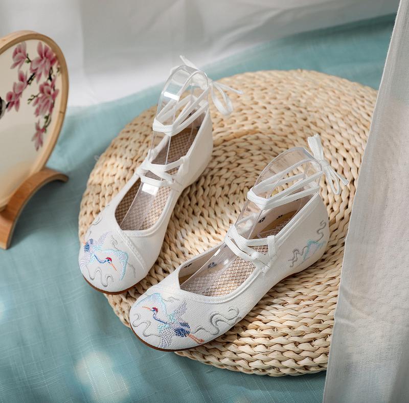 Product Introduction of Embroidered Shoes Old Beijing Cloth Shoes Ancient Style anora  shoes jumbo  flat 2