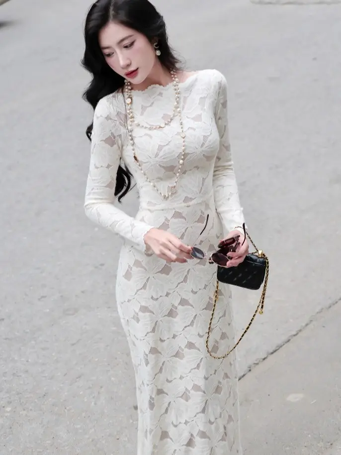 Đầm thiết kế ren body cổ lượn sang chảnh