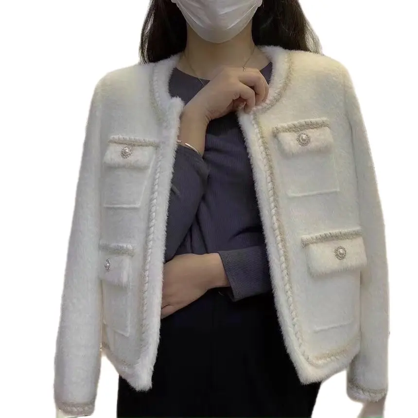 Áo khoác lông hai lớp màu trắng kem có Cúc cài và 4 nắp túi xinh Bên trong có lót lụa phom 40-56 kg mặc đẹp