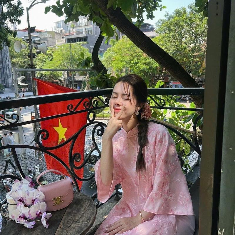 ￼Áo dài cách tân MẪN KỲ from suông 4 tà thêu hoa nổi đính nơ kèm quần lụa 4