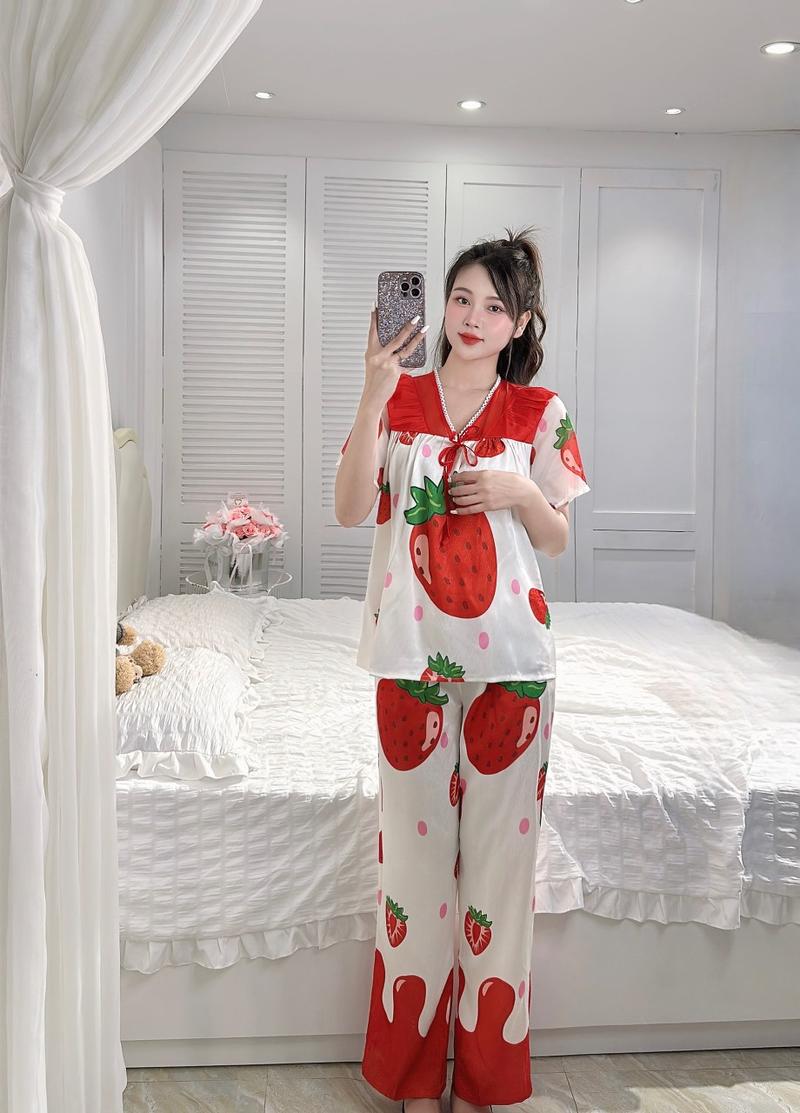Product Introduction of (NHẬN HÀNG SAU TẾT)Bộ Pijama Lụa Xước Cổ V Tay Ngắn Phối Voan Nhiều Họa Tiết Cho Nữ, Quần Dài Có Túi Phom Thường 40-60kg Tim Có hoa Voi Kem Women Nhung Quần Ngủ 4