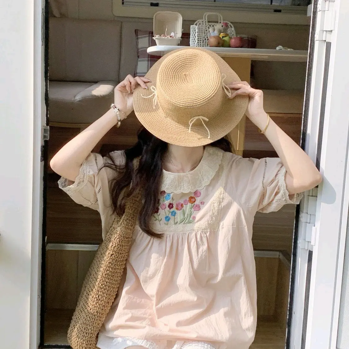 Áo sơ mi dáng babydoll cộc tay cổ tròn thêu hoa Vintage