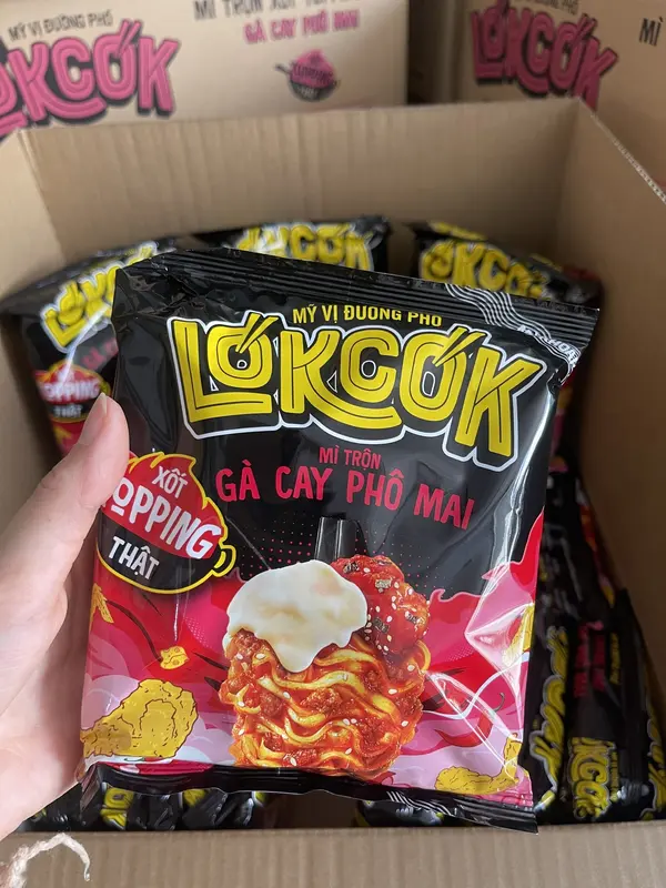 Thùng 24 Gói Mì trộn LÓKCÓK Xốt Topping Thật -Gà Cay Phô Mai Vị ngon đường phố (x100G) 5