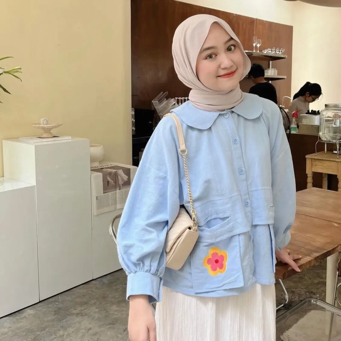 VIBY LINEN SHIRT FLOWER POCKET Wanita Atasan