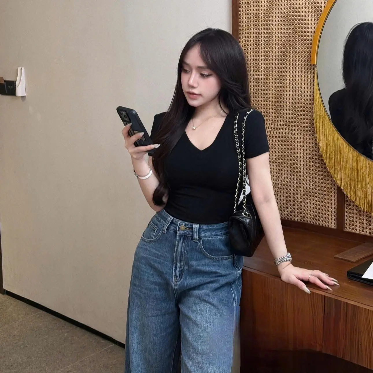 Áo thun, áo phông nữ cổ tim chất  liệu cotton mềm mát co giãn.