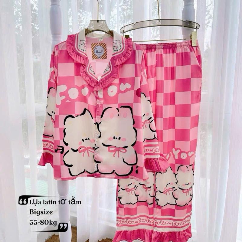 Size 60-75kg- Bigsize Bộ Lụa Latin Tơ Tằm Cao Cấp Cổ Bẻ Viền Bèo In Full Họa Tiết 5D Queen Tay Dài Quần Dài Mềm Mát Mặc Nhà Cao Cấp VIP207 Women Nữ Quần Ngủ Áo Voi Kem Voan Sen 3