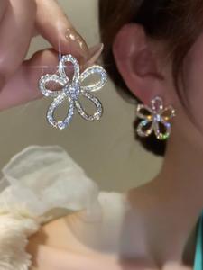 1 Par de Arete de Pendiente con Diseño Elegante y Moderno de Flor Calada, Brillantes y Versátiles Arete de Flor de Sol, Regalo para Niñas