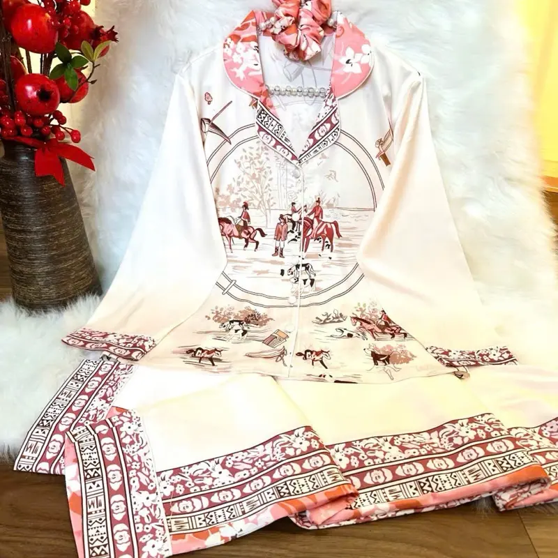 LATIN SPK (K22) (45-85kg) - Pijama latin lụa mịn thiết kế hoạ tiết trên nền trắng kem sang trọng .Có Kèm Cột Tóc,  Áo Ngủ  đơn giản, có tay ngắn tay dài, Nữ Women Quần Ngủ Nhung Áo Nho