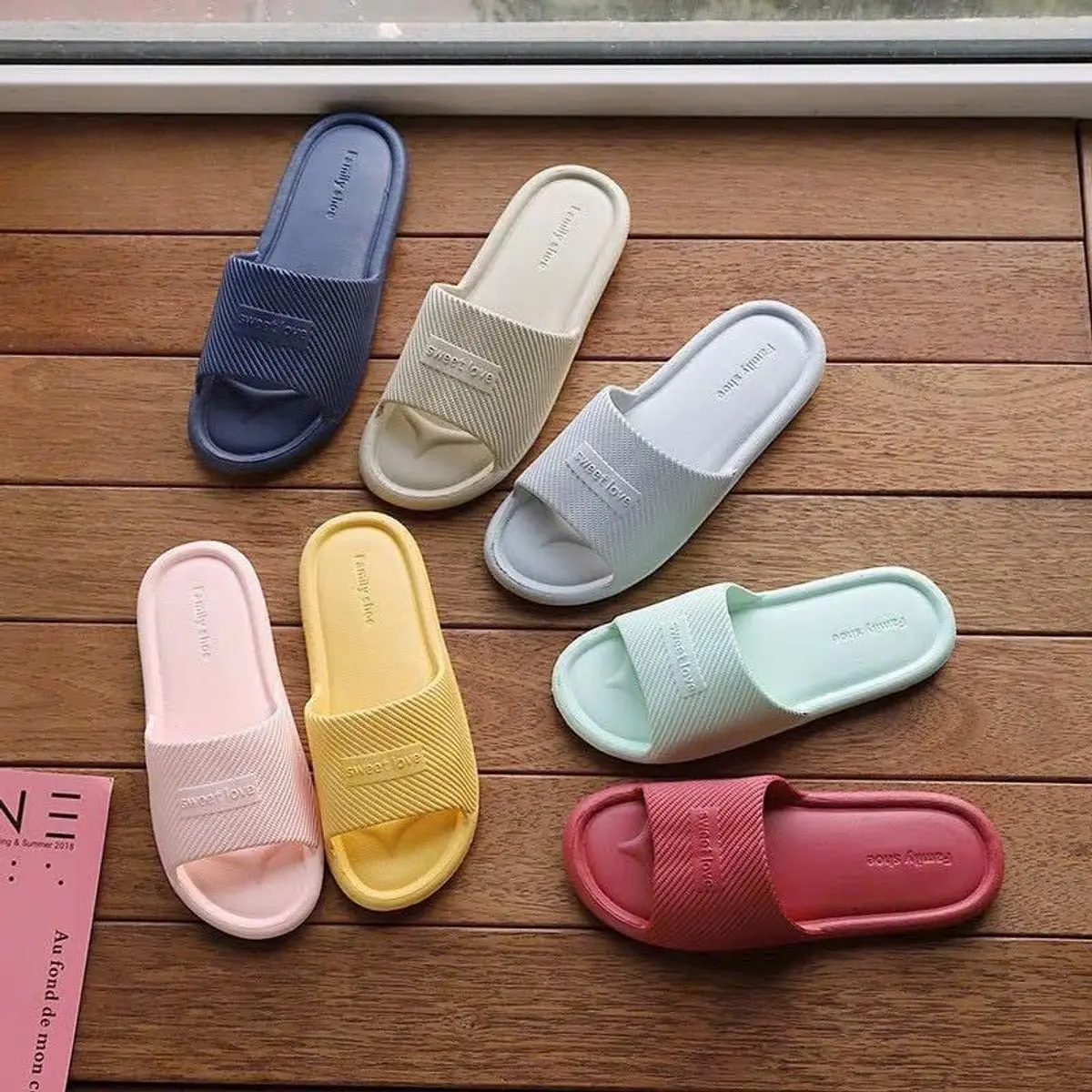Dép đi trong nhà của hãng CHAO , một hãng nội địa trung chuyên bán dép đi trong nhà sà lé siêu rẻ về tay chỉ . Mà dép của Chao trc h thì bền khỏi nói =)))   Có 6 màu e đánh số Quai Ngang Đế Bằng Quai Ngang Đế Bằng