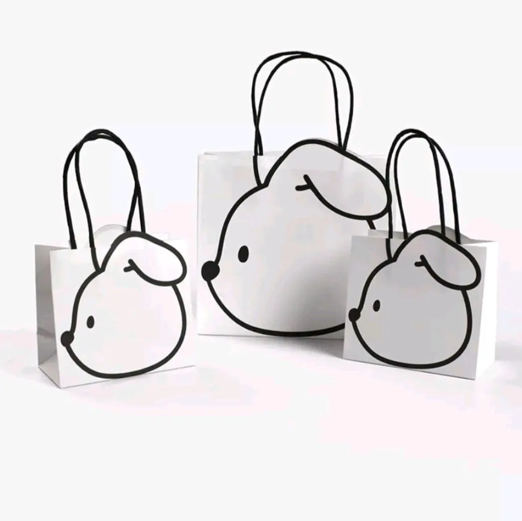 Paperbag putih Pooh /Goodiebag karakter ultah anak/Tas karton putih hitam simpel Goodiebag anak Ultah gambar karakter winnie the pooh