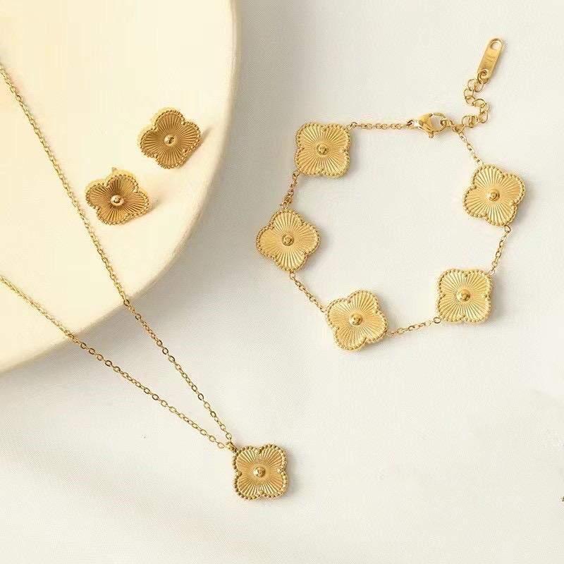 Set 3 món cỏ Bốn Lá dây chuyền+bông tai,vòng tay [ KHÔNG ĐEN KHÔNG RỈ ]phong cách cổ điển,siêu bền đẹp chất liệu thép TiTan, không đen ,không gỉ 1