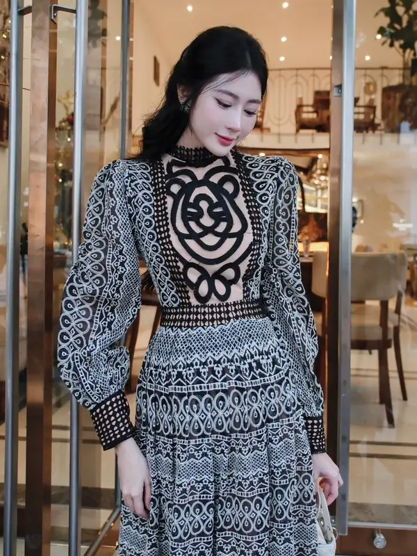 Đầm thiết kế tơ thêu hoạ tiết sang chảnh 3