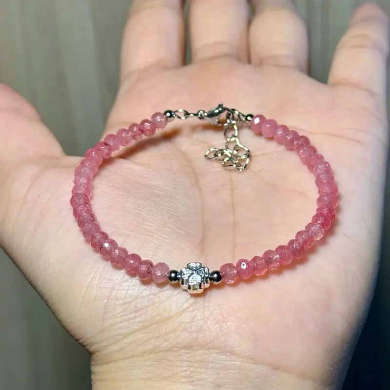 Vòng tay đá Agate Hồng mix charm cỏ 4 lá