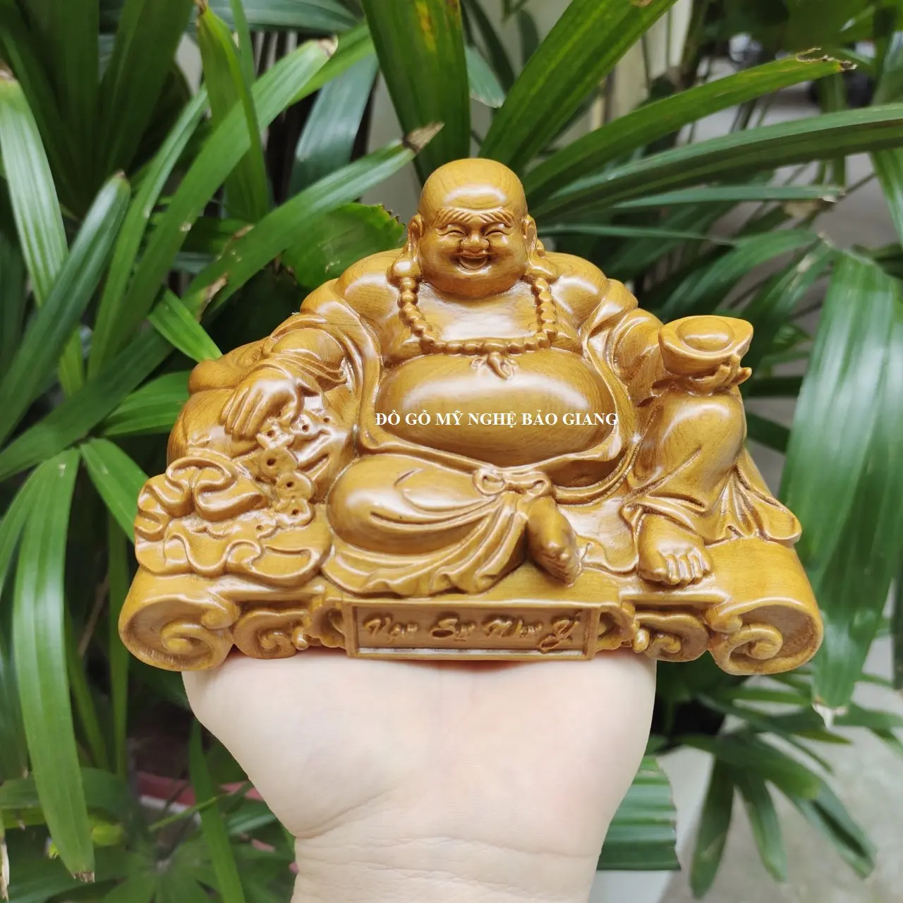 Tượng phật di lặc để xe ô tô gỗ bách xanh