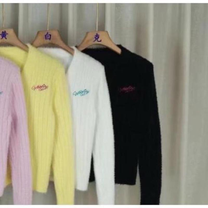 Áo len cardigan lông mềm freesize 4 màu vàng hồng nhạt trắng đen nữ tính phong cách Hàn Quốc thời trang nữ Famos 6