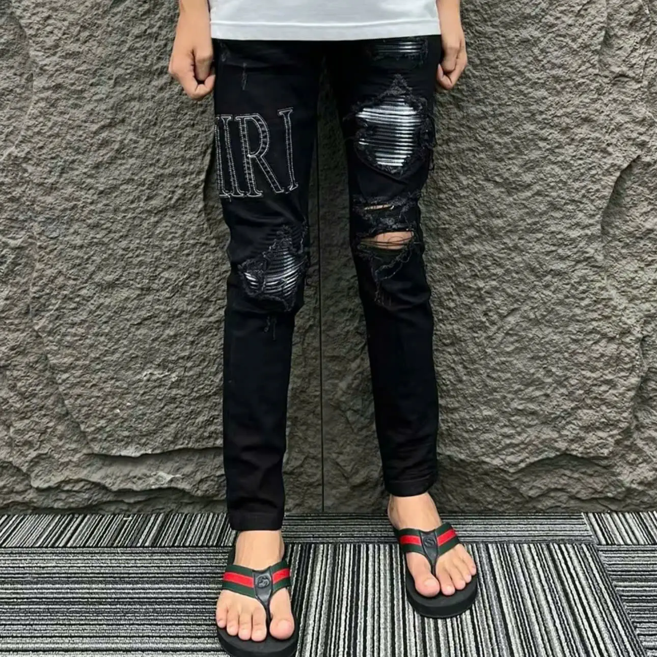 quần jeans nam đen AMR chữ đen vá kazo bốn cúc