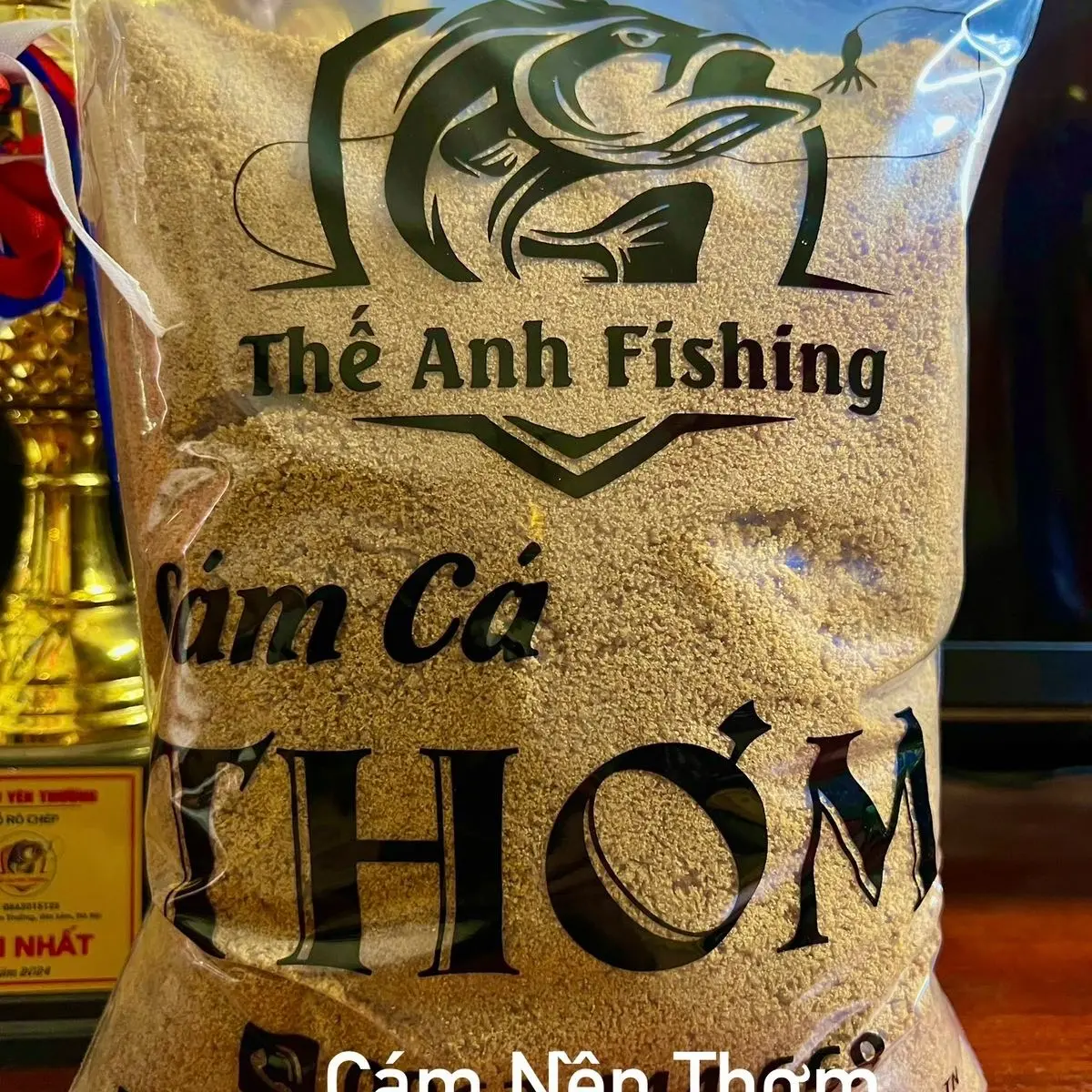 Cám Nền Thơm Câu Chép 1kg - Màu Vàng Đặc Trưng -Mùi Thơm Nhẹ Dịu Tơi Xốp - Dễ Phối Hương Liệu . Giữ Mùi Lâu . Dạng Hạt Vỡ Lưu Ổ Và Giữ Ổ Bền Hơn . Thích Hợp Làm Mồi Câu Chép .Mồi Câu Cá Tổng Hợp Đi Câu Bắt Cá Fishing