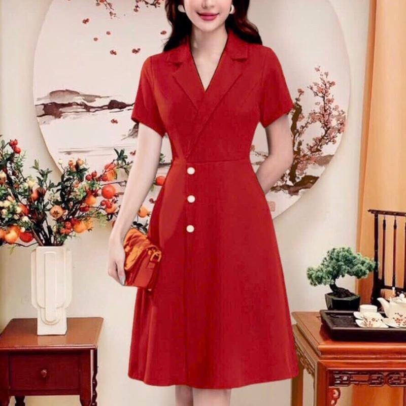 ÁO ĐỎ CỔ TRÒN CÓ HOA TRÊN NGỰC 2