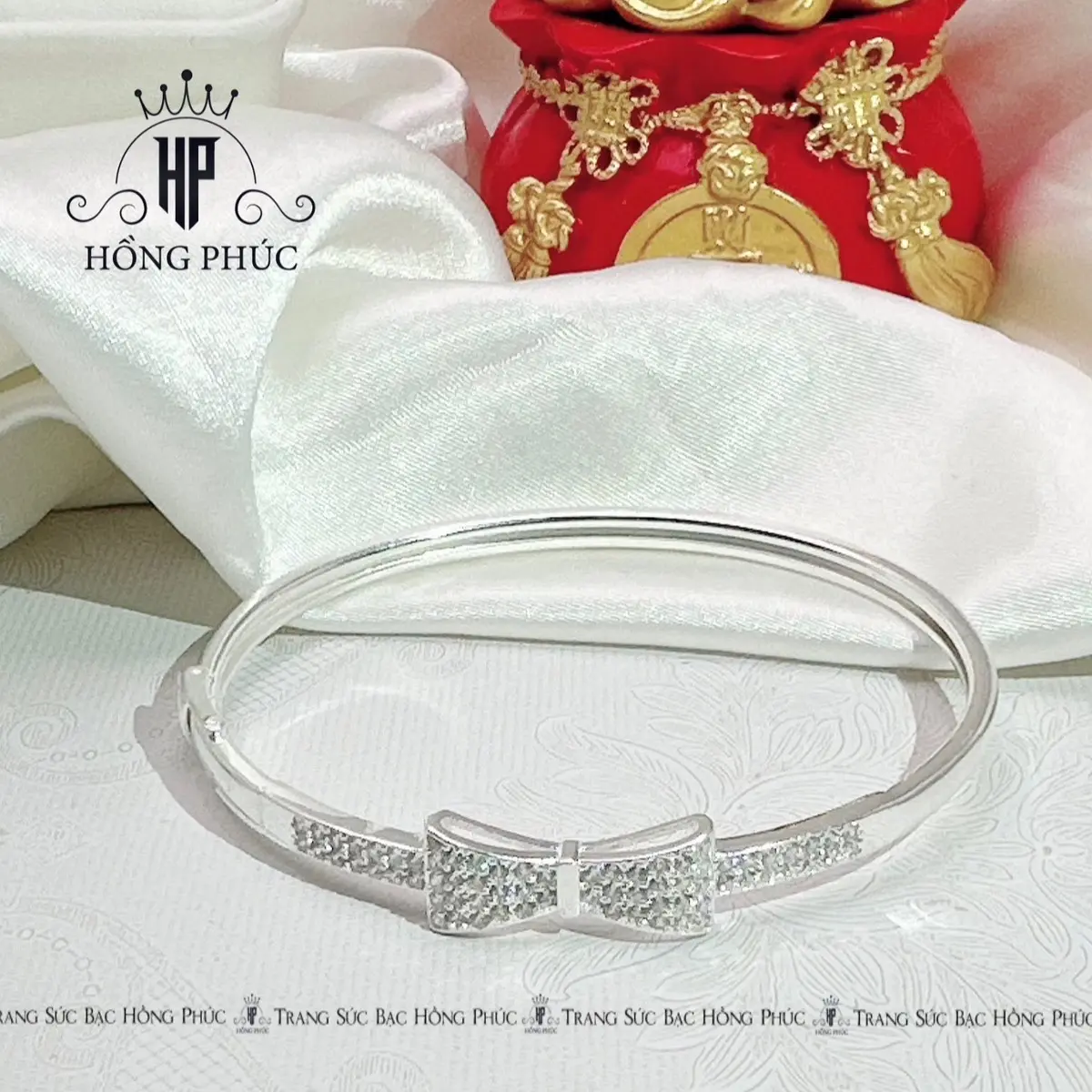 Vòng tay cứng Bac.Ta hình chiếc nơ đính đá tấm. Có khoá mở loại dày dặn hơn 2chỉ dành cho nữ, có size HP