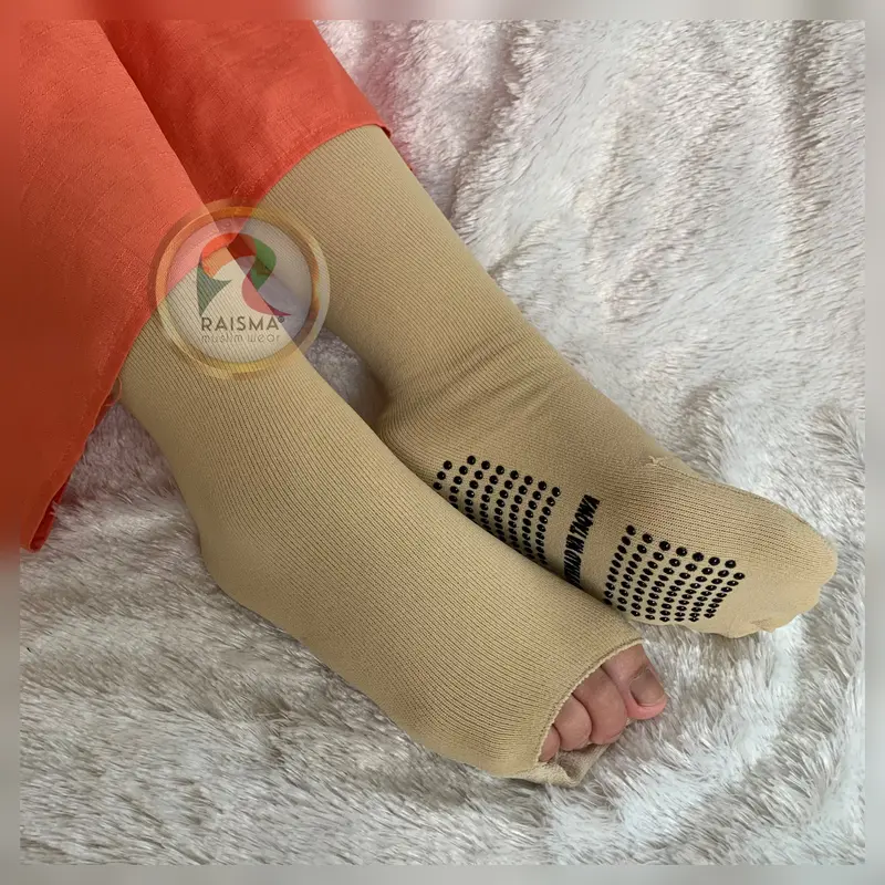 Raisma - Kaos Kaki Wudhu Anti Slip Perlengkapan Umroh Haji Muslimah Coklat Hitam 2